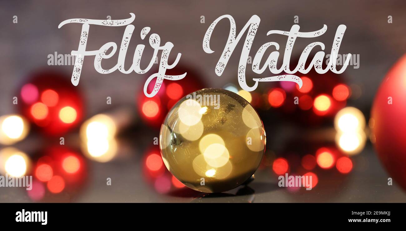Auguri di Natale con testo portoghese Feliz Natal (buon natale) E baubles  di Natale Foto stock - Alamy