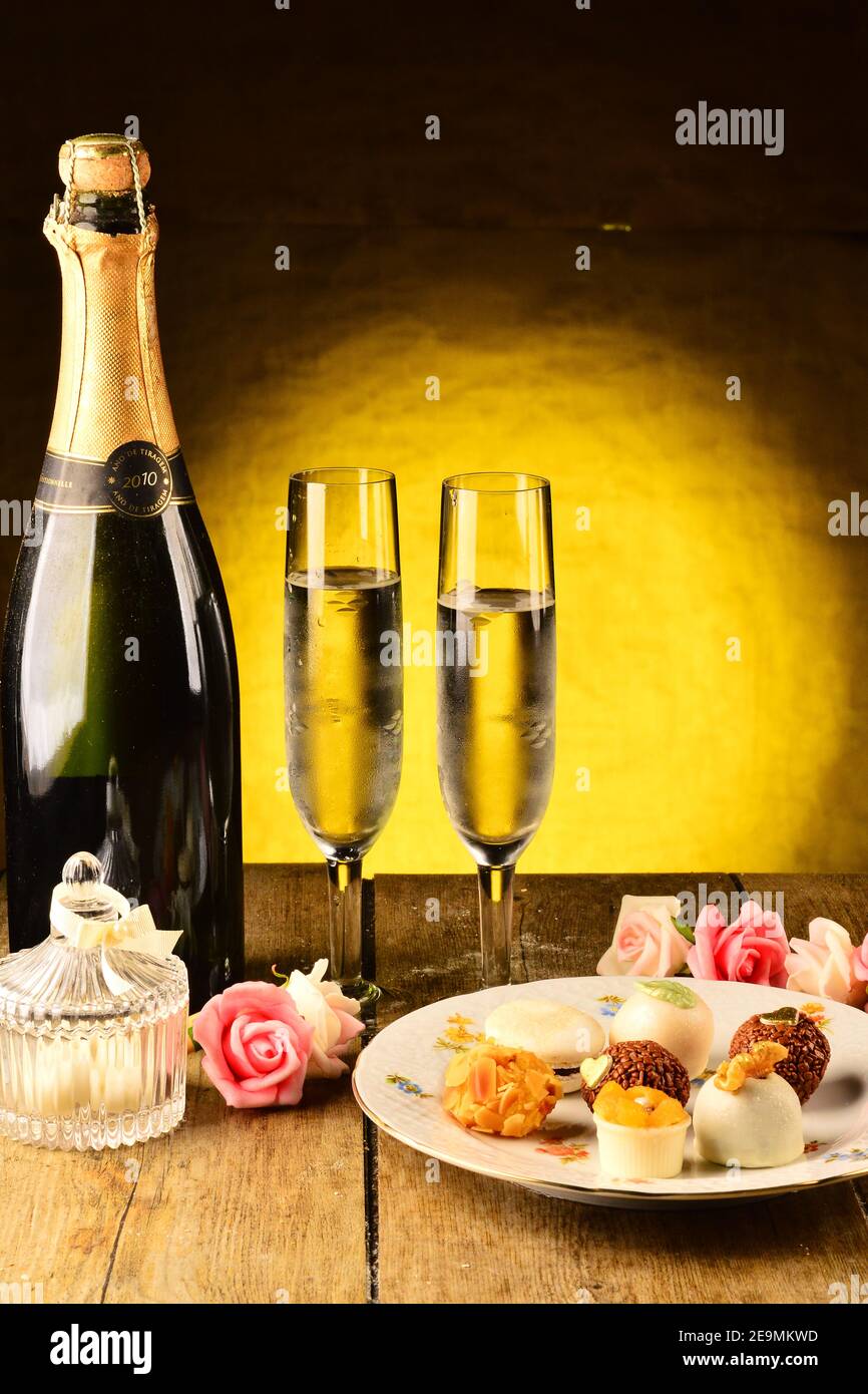Dolci e champagne per una festa di nozze Foto Stock
