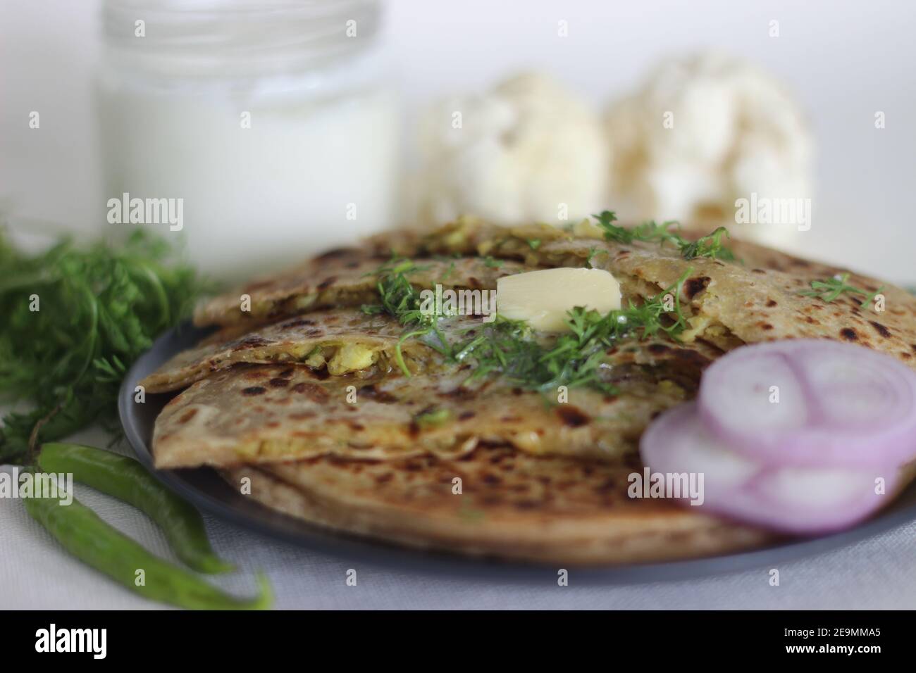 La paratha di Gobi o la paratha di cavolfiore è un tipo di paratha o parantha o pane piatto, che è farcito con cavolfiore aromatizzato e verdure. Siamo noi Foto Stock