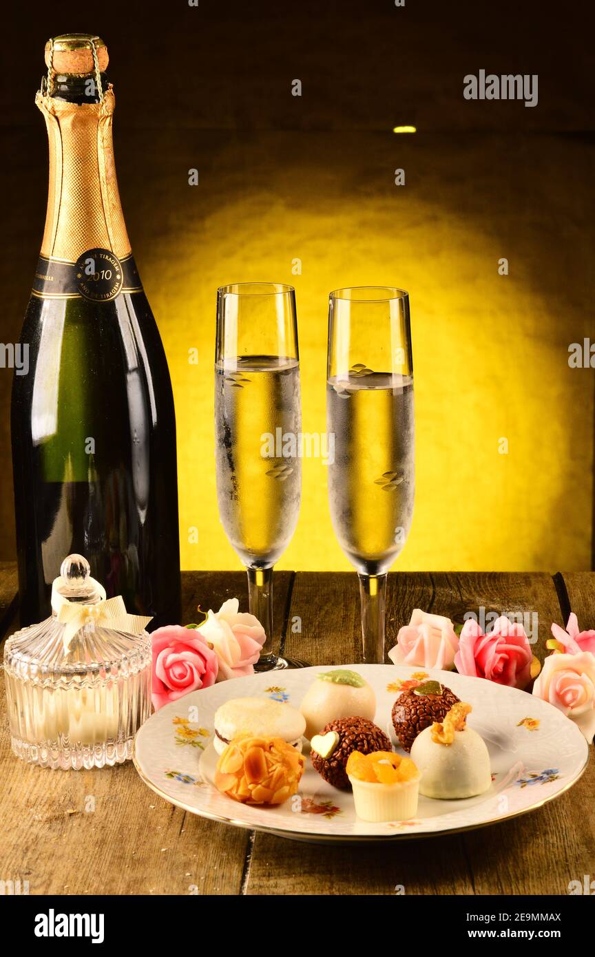 Dolci e champagne per una festa di nozze Foto Stock