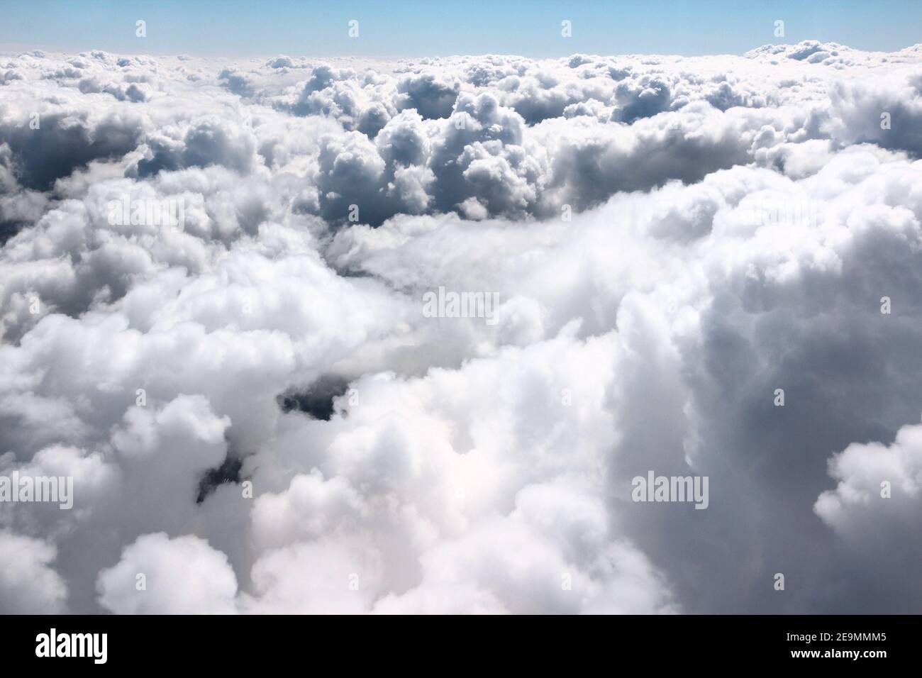 Vista aerea da un aeromobile - cumulus nubi. Foto Stock