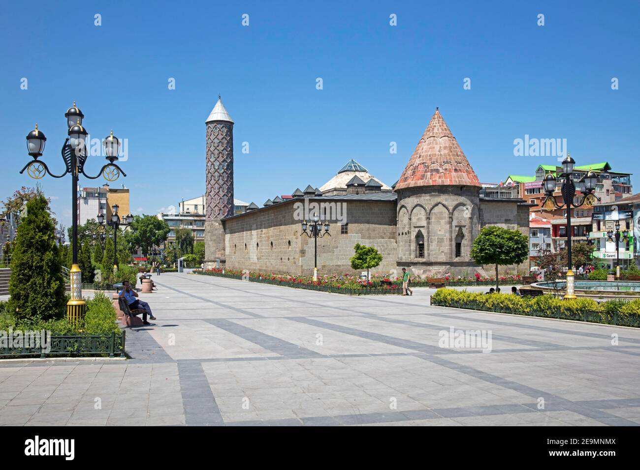 Yakutiye Medrese con minareto e Kümbet, Madrasa del XIV secolo e esempio di architettura Seljuk nella città Erzurum, Anatolia orientale, Turchia Foto Stock
