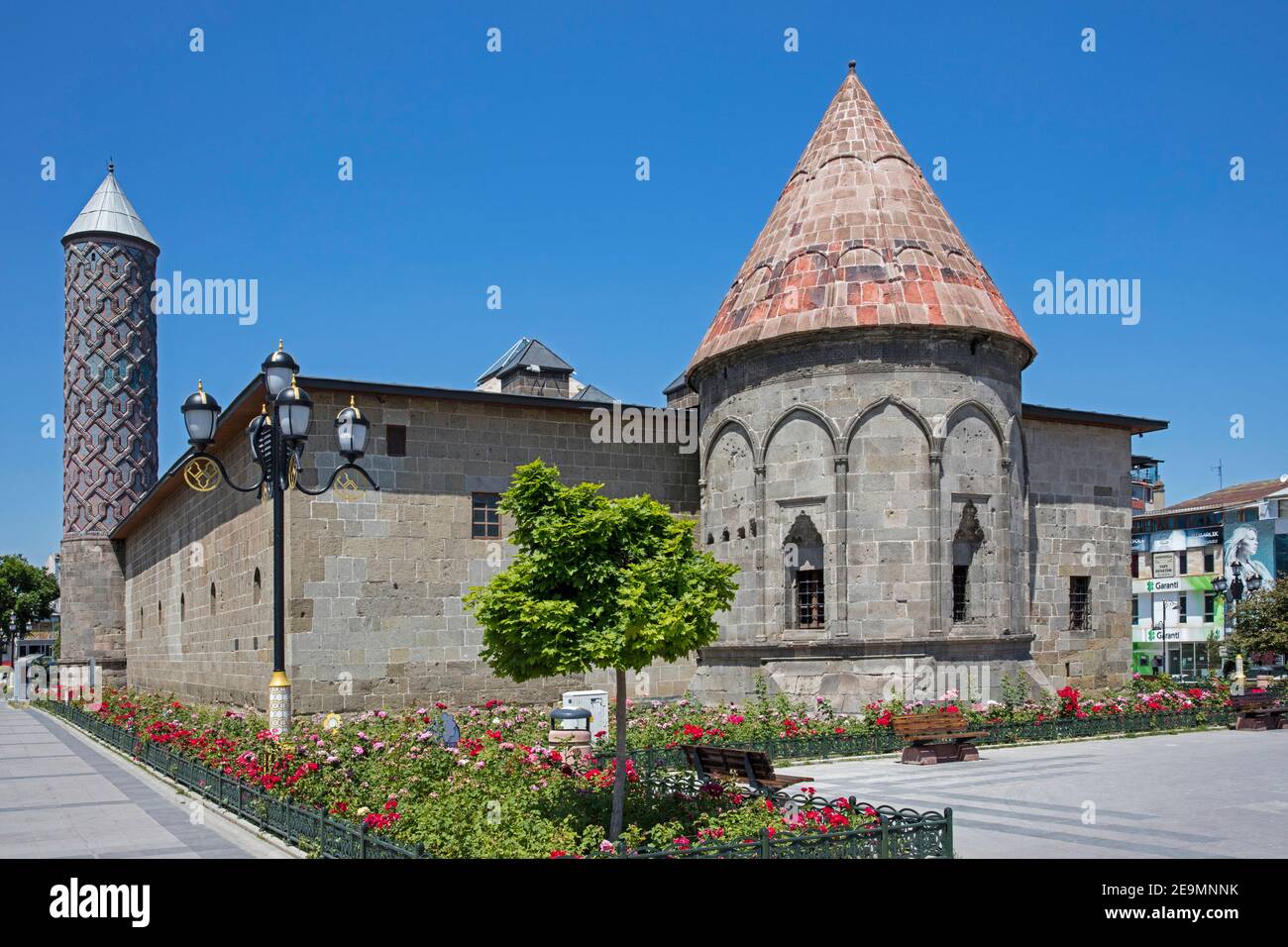 Yakutiye Medrese con minareto e Kümbet, Madrasa del XIV secolo e esempio di architettura Seljuk nella città Erzurum, Anatolia orientale, Turchia Foto Stock