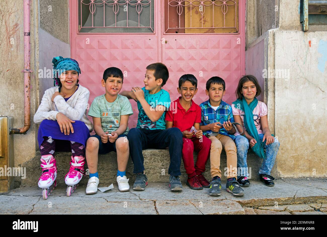 Bambini turchi seduti a due passi di casa nella città Erzurum, Anatolia orientale, Turchia Foto Stock