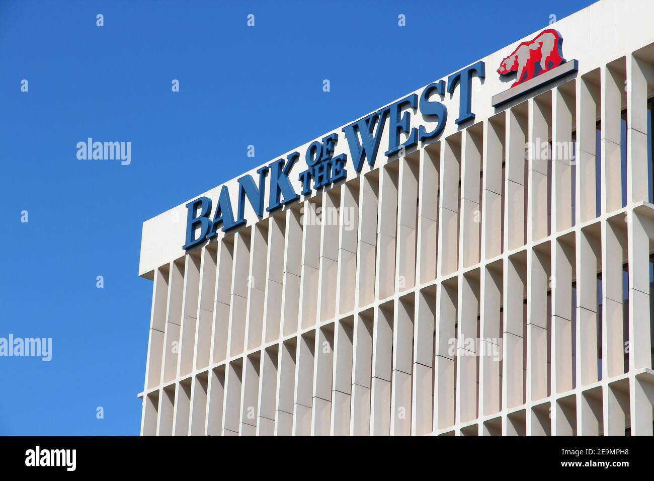FRESNO, STATI UNITI - Aprile 12, 2014: Banca del West edificio Fresno, in California. La banca è stata fondata nel 1874 e oggi fa parte di BNP Parib Foto Stock