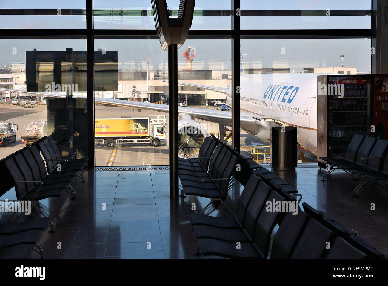 LONDON, Regno Unito - 16 Aprile 2014: United Airlines Boeing 777 all'aeroporto di Londra Heathrow. United Airlines è la più grande compagnia aerea del mondo per destinazione Foto Stock