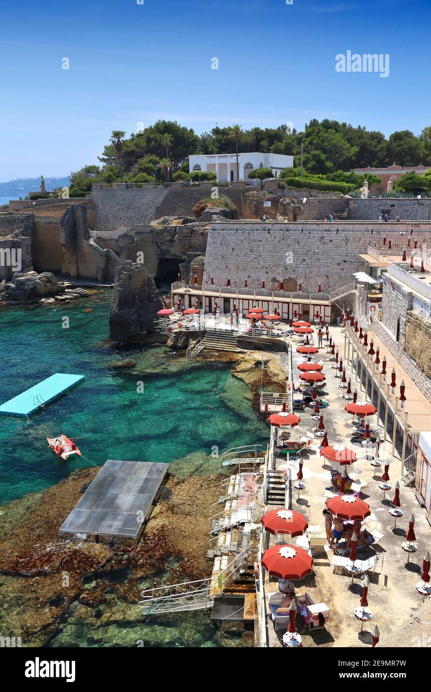 SALENTO, ITALIA - 2 GIUGNO 2017: Visita alle terme di Santa Cesarea Terme, località termale della Penisola Salentina. L'Italia è uno dei paesi più visitati Foto Stock