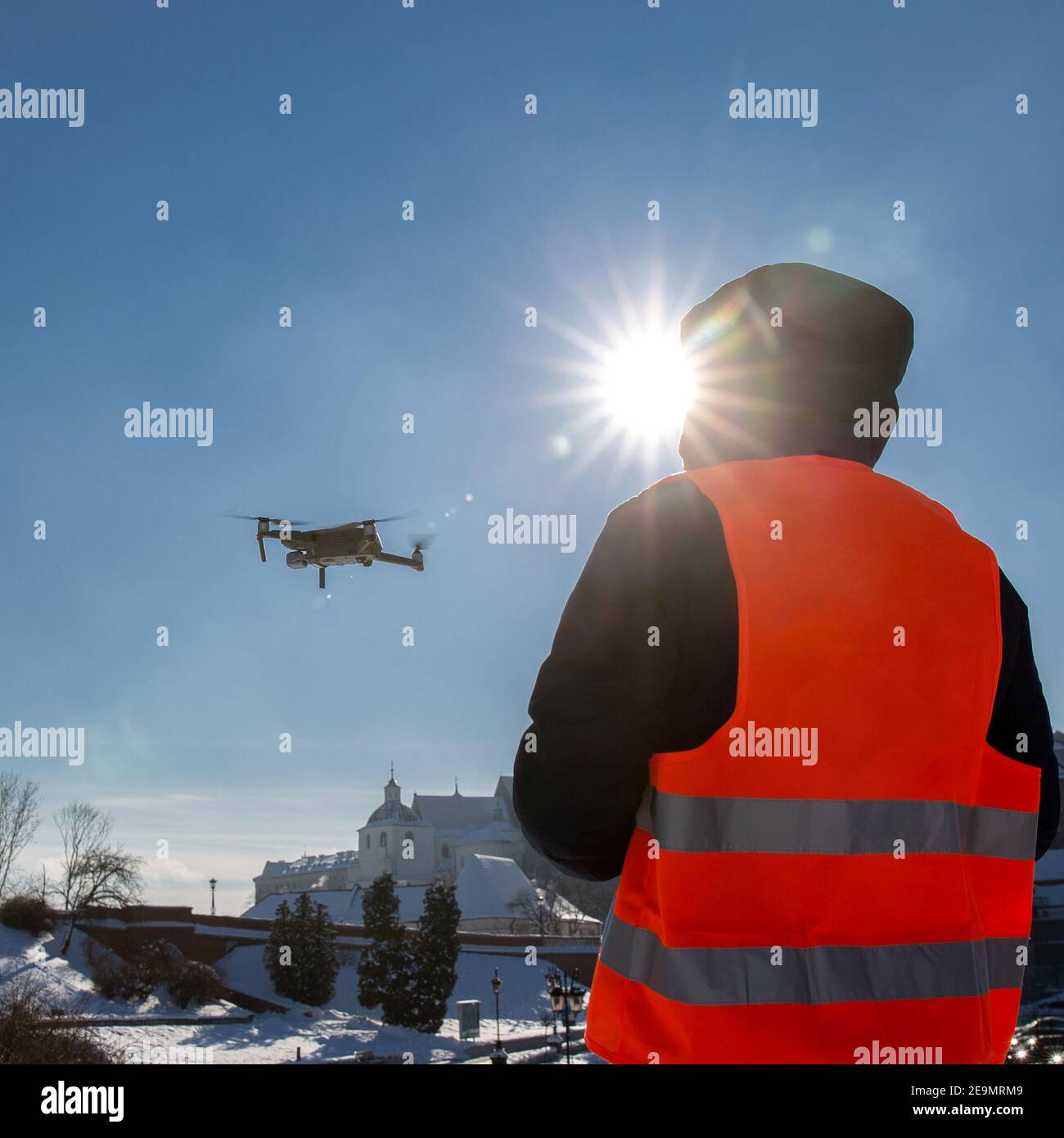 Drone che vola nel cielo blu. Pilota drone, UAV , multirotor, Fotografia, Elicottero , Drone, volo copter senza equipaggio, pilota di volo dron Foto Stock
