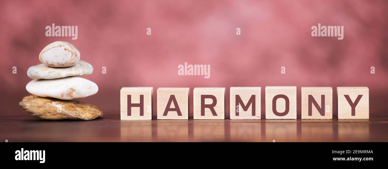 Equilibrare le pietre con i cubi delle lettere di testo armonico. Banner Web panoramico. Foto Stock