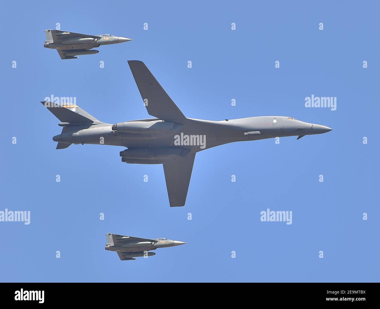 Bangalore, India. 5 Feb 2021. Un bombardiere ballerino (C) dell'Aeronautica militare B-1B, affiancato da due militanti leggeri dell'Aeronautica indiana Tejas, si esibisce l'ultimo e il terzo giorno dell'Aero India 2021 presso la base aerea di Yelahanka a Bangalore, India, 5 febbraio 2021. La più importante mostra aerospaziale e difesa dell'India Aero India 2021 è iniziata nella città meridionale di Bangalore mercoledì. Credit: Sr/Xinhua/Alamy Live News Foto Stock