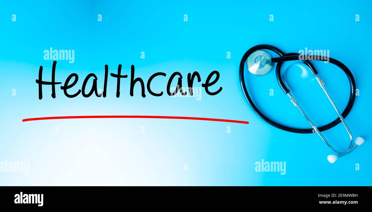 Segno sanitario.testo sottolineato con linea rossa. Isolato su sfondo blu con stetoscopio. Concetto di salute Foto Stock