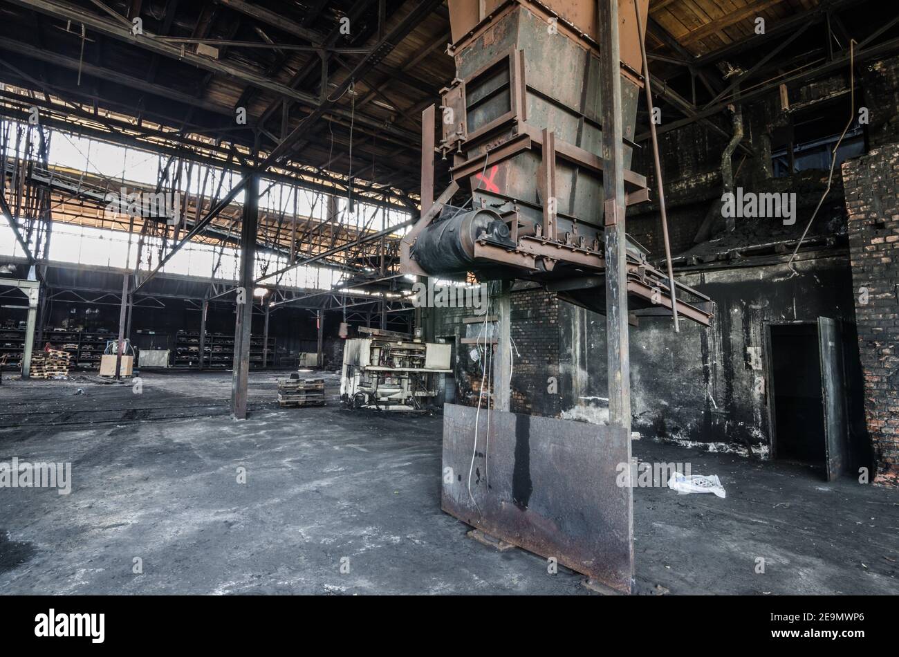 grande sala di fonderia abbandonata Foto Stock