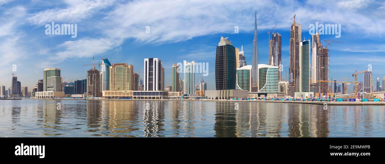 DUBAI, Emirati Arabi Uniti - 29 Marzo 2017: la skyline con il ponte sul nuovo canale e il centro cittadino e il Burj Khalifa Tower. Foto Stock