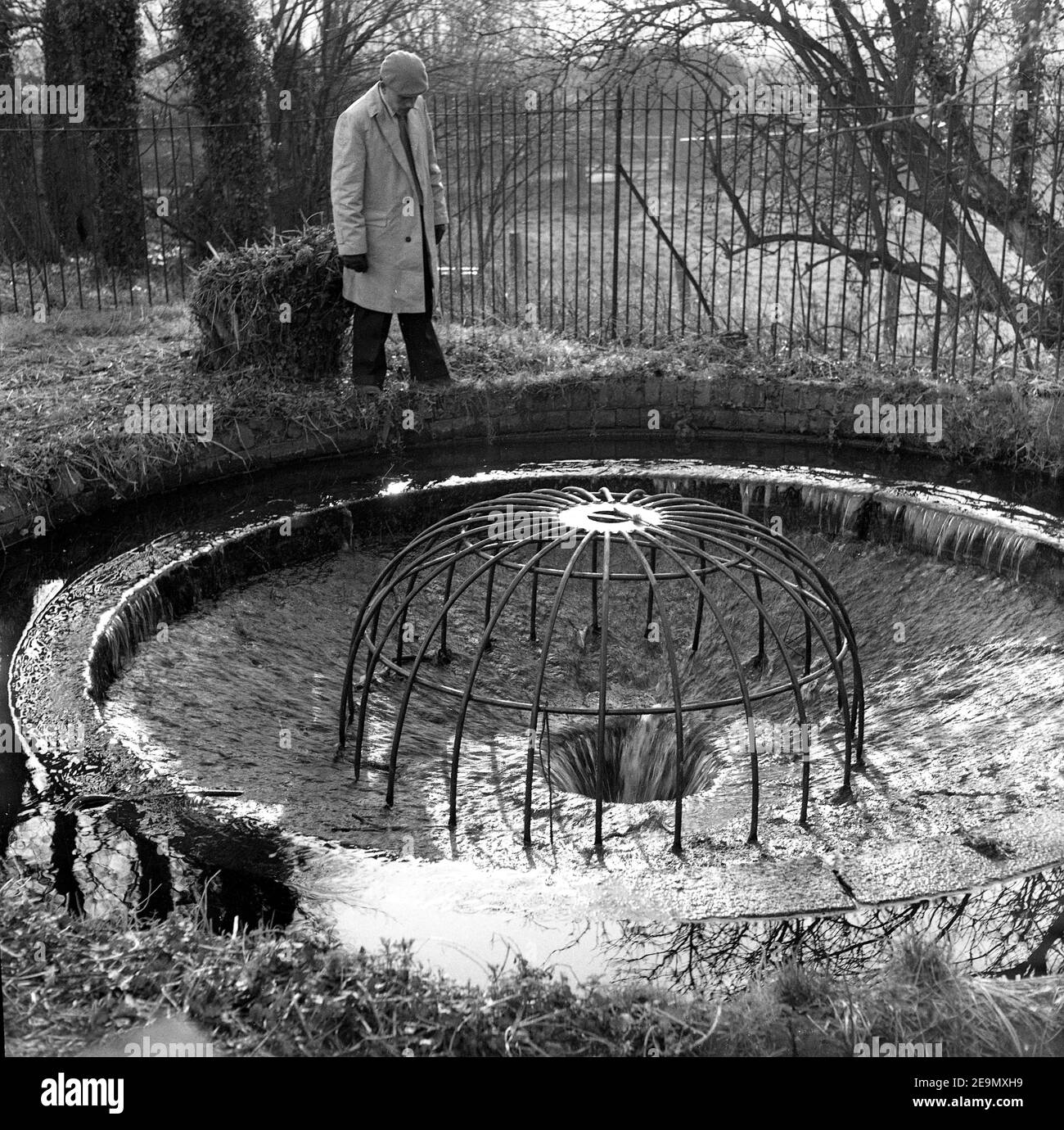 Canal Weir Stourton Round Weir sul canale Staffordshire e Worcestershire a Stewponey Lock, Stourton, Worcestershire 16/3/1961 Circular Weir Foto Stock