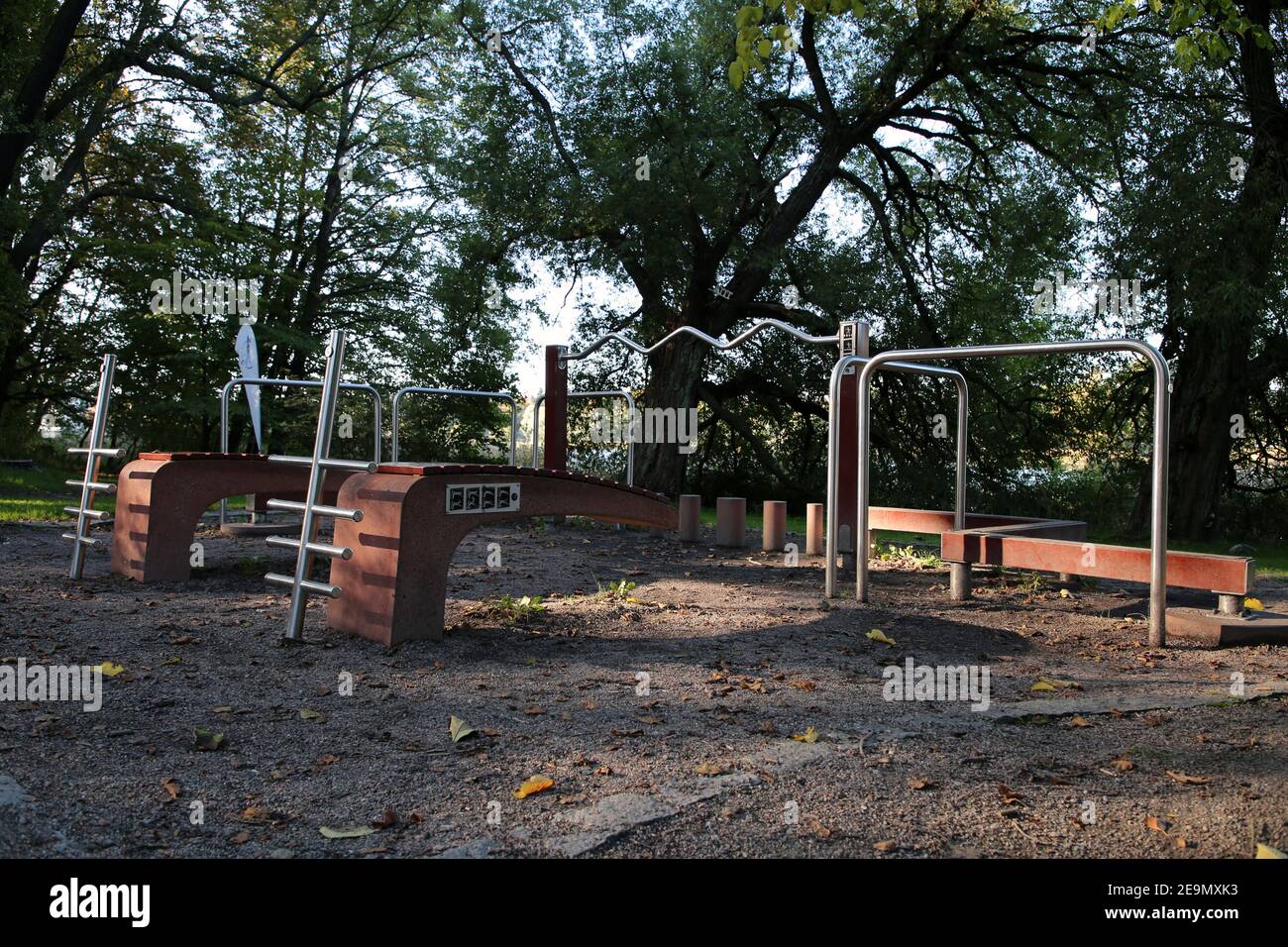 Palestra all'aperto in un parco a Helsinki, Finlandia. Fotografato Sep, 2019. E' presente una palestra in legno e metallo circondata da prati e foreste. Foto Stock