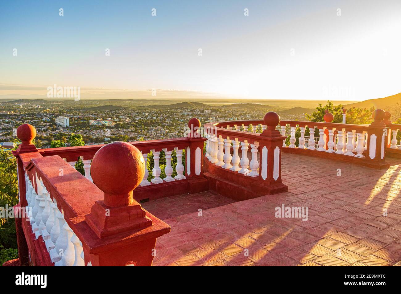 Una vista del tramonto da Loma de la Cruz (collina della croce) a Holguín, Cuba Foto Stock