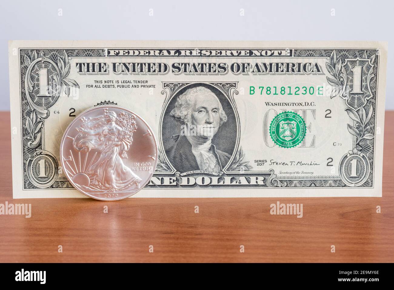 Argento fine un dollaro e carta un dollaro. Foto Stock
