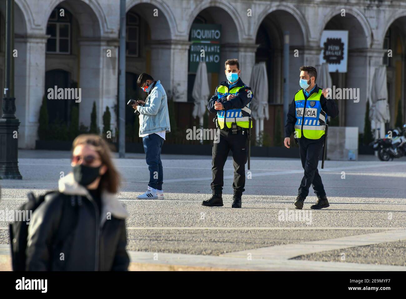 Due poliziotti portoghesi con maschera facciale camminano intorno a Praça do Comércio a Lisbona.Portugal ha registrato 13,740 morti e 755,774 casi confermati dall'inizio della pandemia secondo il bollettino del Dipartimento Generale della Sanità (DGS). Foto Stock