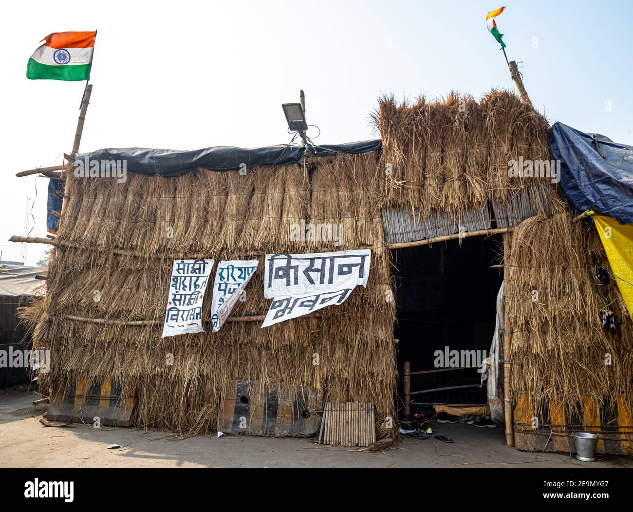 gli agricoltori di casa a singhu border.farmers stanno protestando contro la nuova legge agricola da parte del governo indiano. Foto Stock