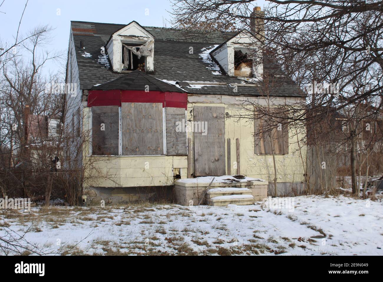 Abbandonato e imbarcato-up casa coloniale appartamento a Detrocits Franklin Park quartiere Foto Stock