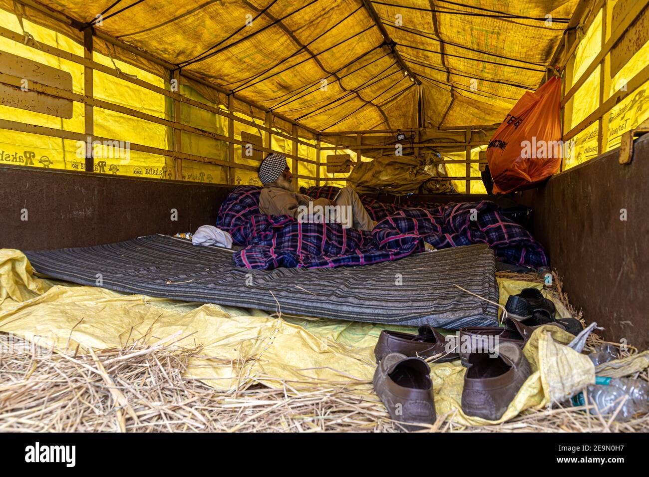 un vecchio contadino sikh che dormiva nel carrello durante la protesta degli agricoltori. Foto Stock