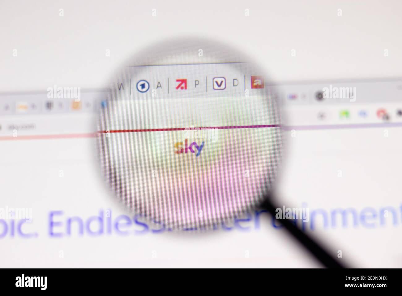 Los Angeles, USA - 1 Febbraio 2021: Pagina web di SKY UK. Sky.com logo sullo schermo, editoriale illustrativo Foto Stock