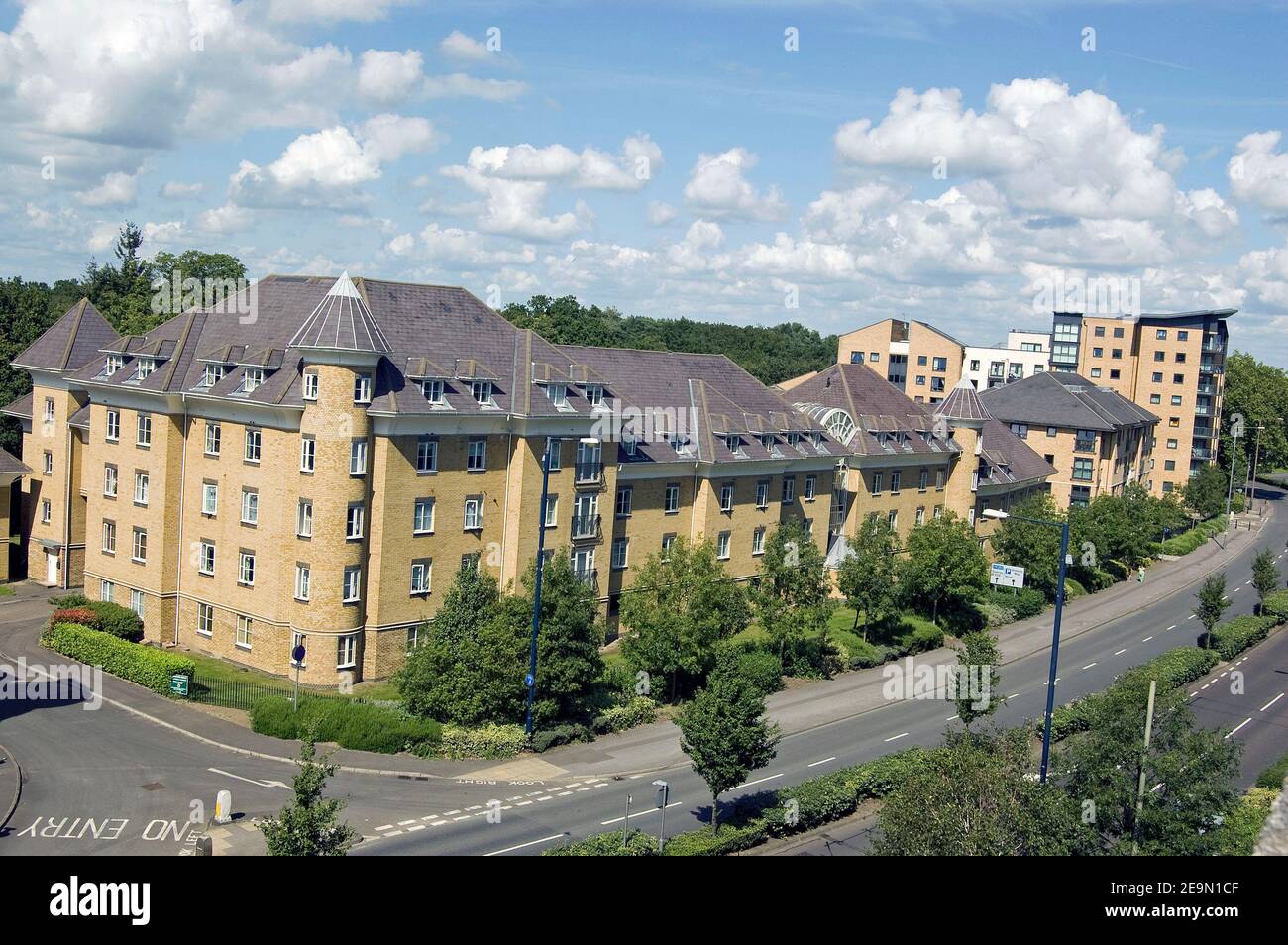 Vista dall'alto degli appartamenti moderni lungo la strada principale Victoria Way a Woking, Surrey. Foto Stock