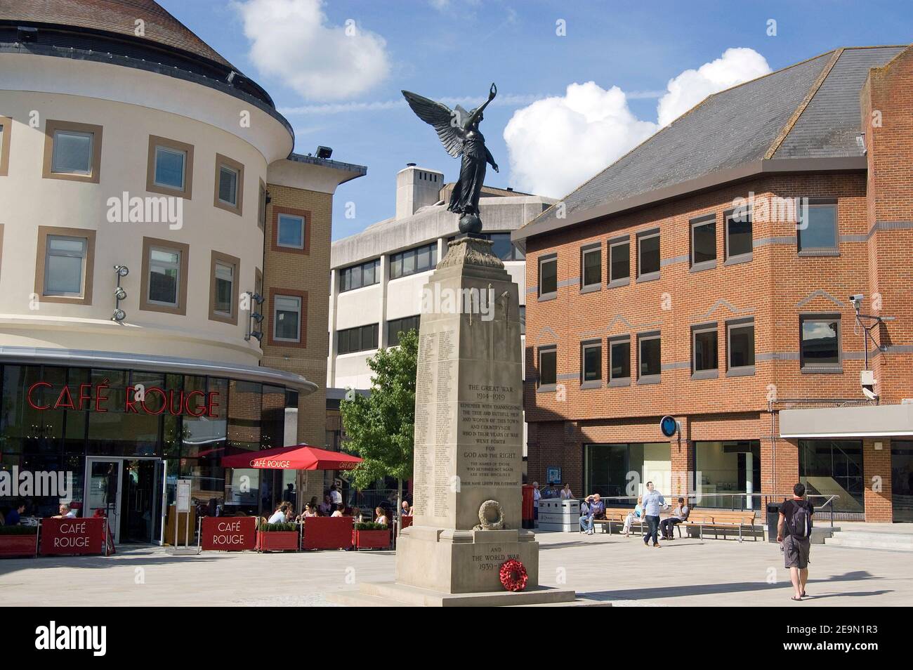 WOKING, SURREY, INGHILTERRA - AGOSTO 14: Gli acquirenti nella Piazza della Città di Woking il 14 2012 agosto. La piazza è stata recentemente risviluppata per renderla più Ar Foto Stock