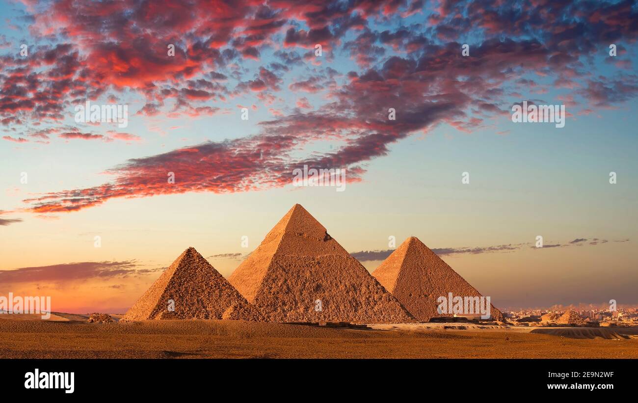 Tramonto alle Piramidi, Giza, Cairo, Egitto. Foto Stock