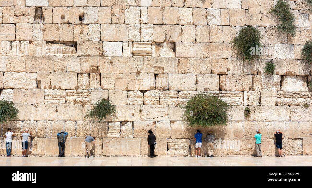 Gerusalemme, Israele - 20 agosto 2020 - credenti ebrei ortodossi che leggono la Torah e pregano di fronte al Muro Occidentale, conosciuto anche come Muro del Pianto in Th Foto Stock
