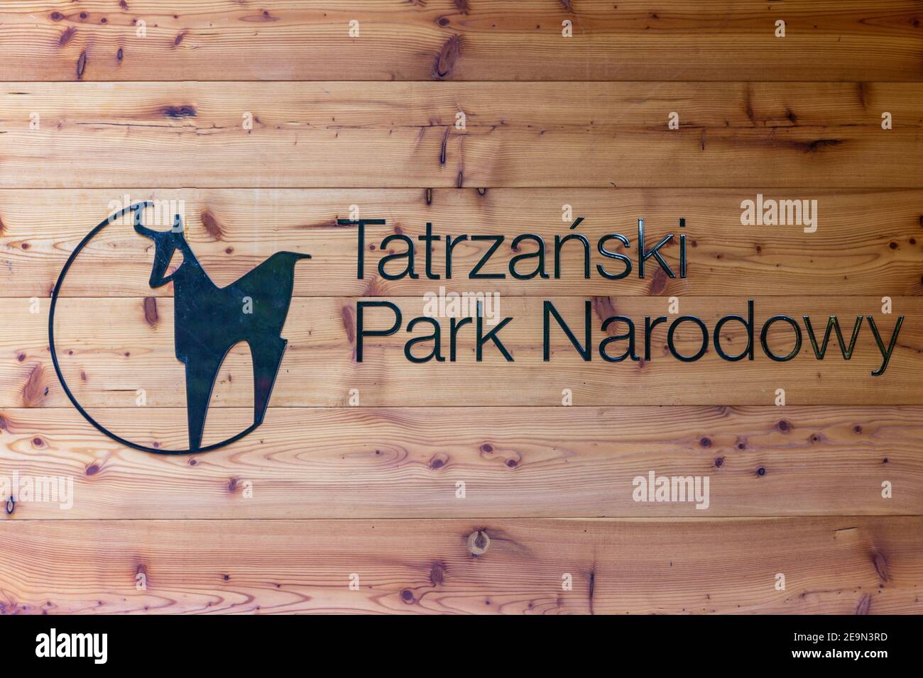 Parco Nazionale di Tatra, Polonia, 23/09/2020. Tatra National Park (Tatrzanski Park Narodowy) segno nero - logo e didascalia su sfondo di legno marrone Foto Stock