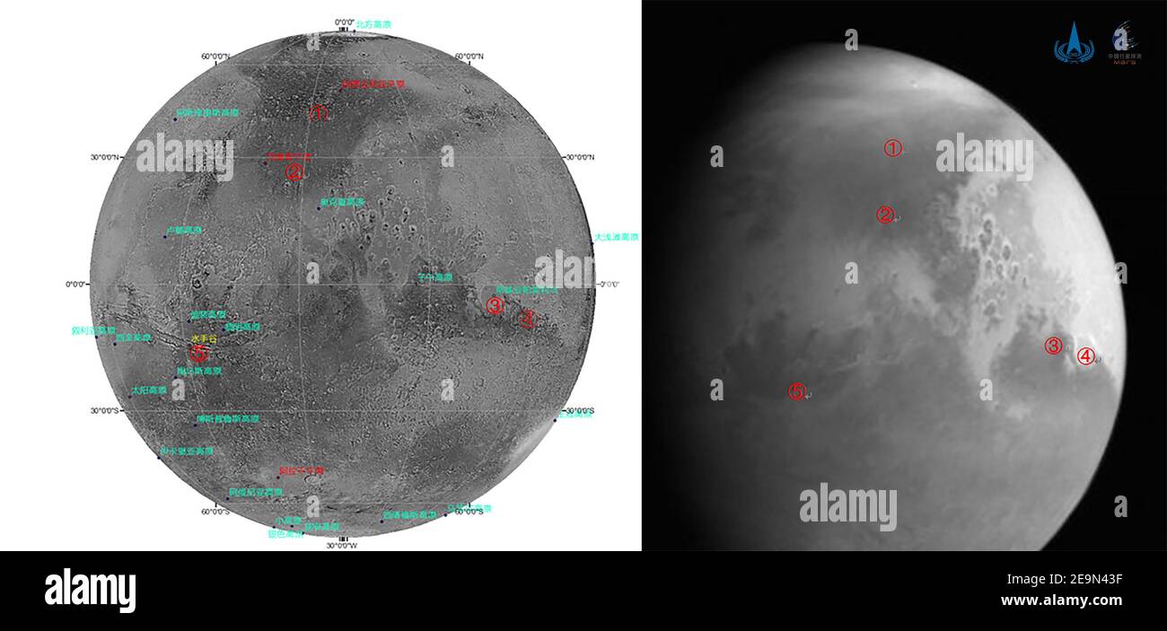 Pechino, Cina. 5 Febbraio 2021. La foto rilasciata dalla China National Space Administration (CNSA) mostra la prima immagine di Marte catturata dalla sonda di Marte Tianwen-1 da una distanza di 2.2 milioni di km (a destra), giustapposta con una mappa topografica di Marte. La sonda cinese Mars Tianwen-1 ha condotto la sua quarta correzione orbitale venerdì sera, secondo la CNSA. La sonda ha eseguito la correzione orbitale alle 20 (ora di Pechino), al fine di garantire che la sonda raggiunga un sano appuntamento pianificato con Marte. Credit: Xinhua/Alamy Live News Foto Stock