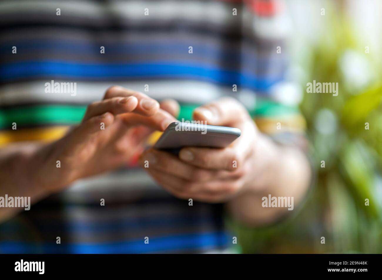 Mani maschili che digitano sullo smartphone Foto Stock
