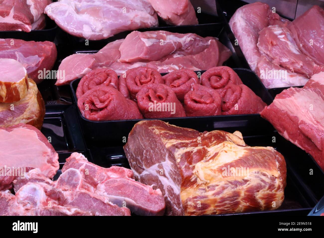 Varietà di prodotti a base di carne pregiata nel macelleria Foto Stock