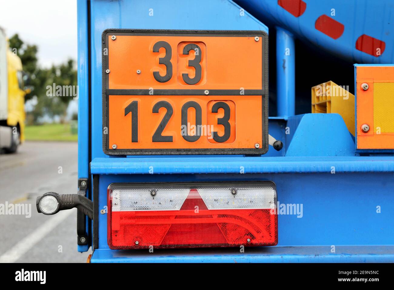Carrello con merci pericolose. Primo piano di un segnale di avvertenza su un carrello. 33/1203 indica benzina o benzina Foto Stock