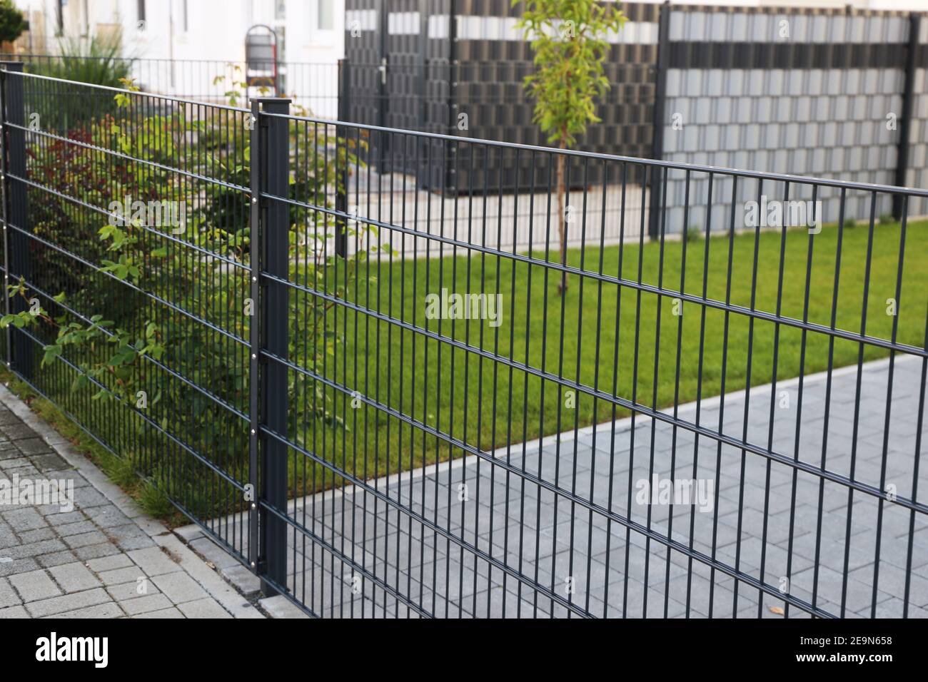 Recinzione verde del giardino come linea di recinzione della proprietà Foto Stock