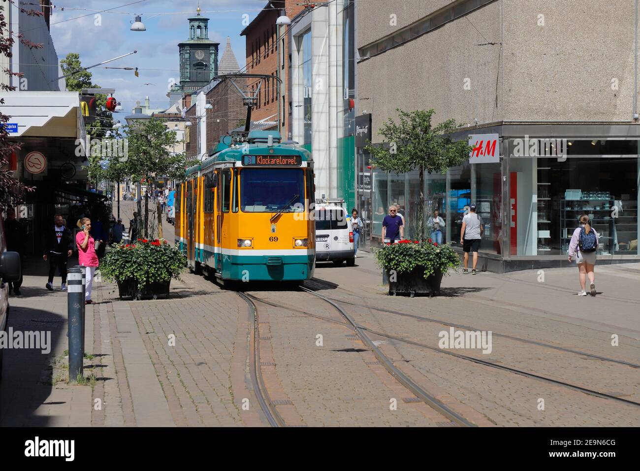 Norrkoping, Svezia - 3 luglio 2020: Tram giallo in via Drottninggatan in servizio sulla linea 3 con destinazione Klockartorpet. Foto Stock