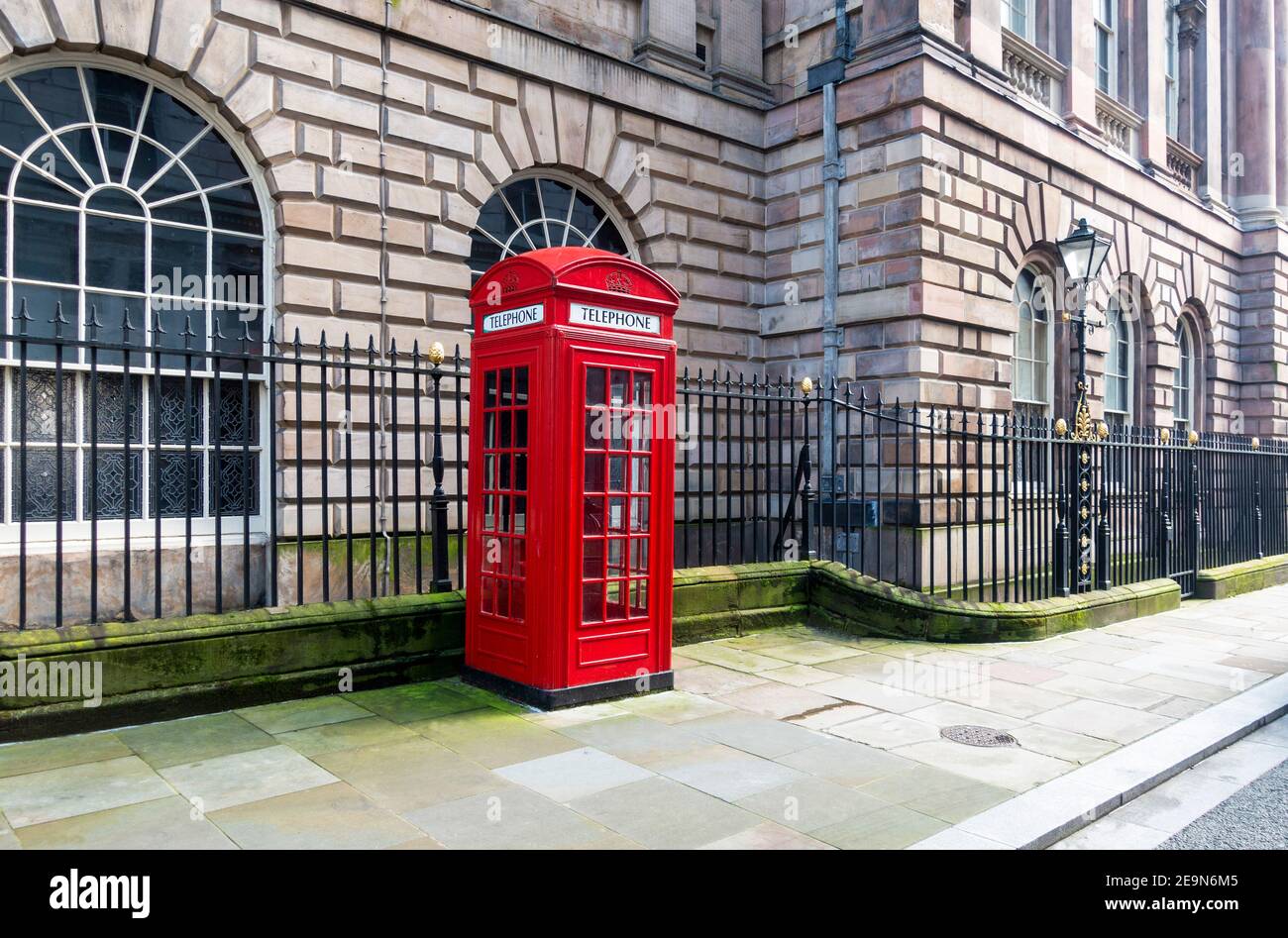 Tradizionale telefono britannico vicino al Municipio di Liverpool Foto Stock