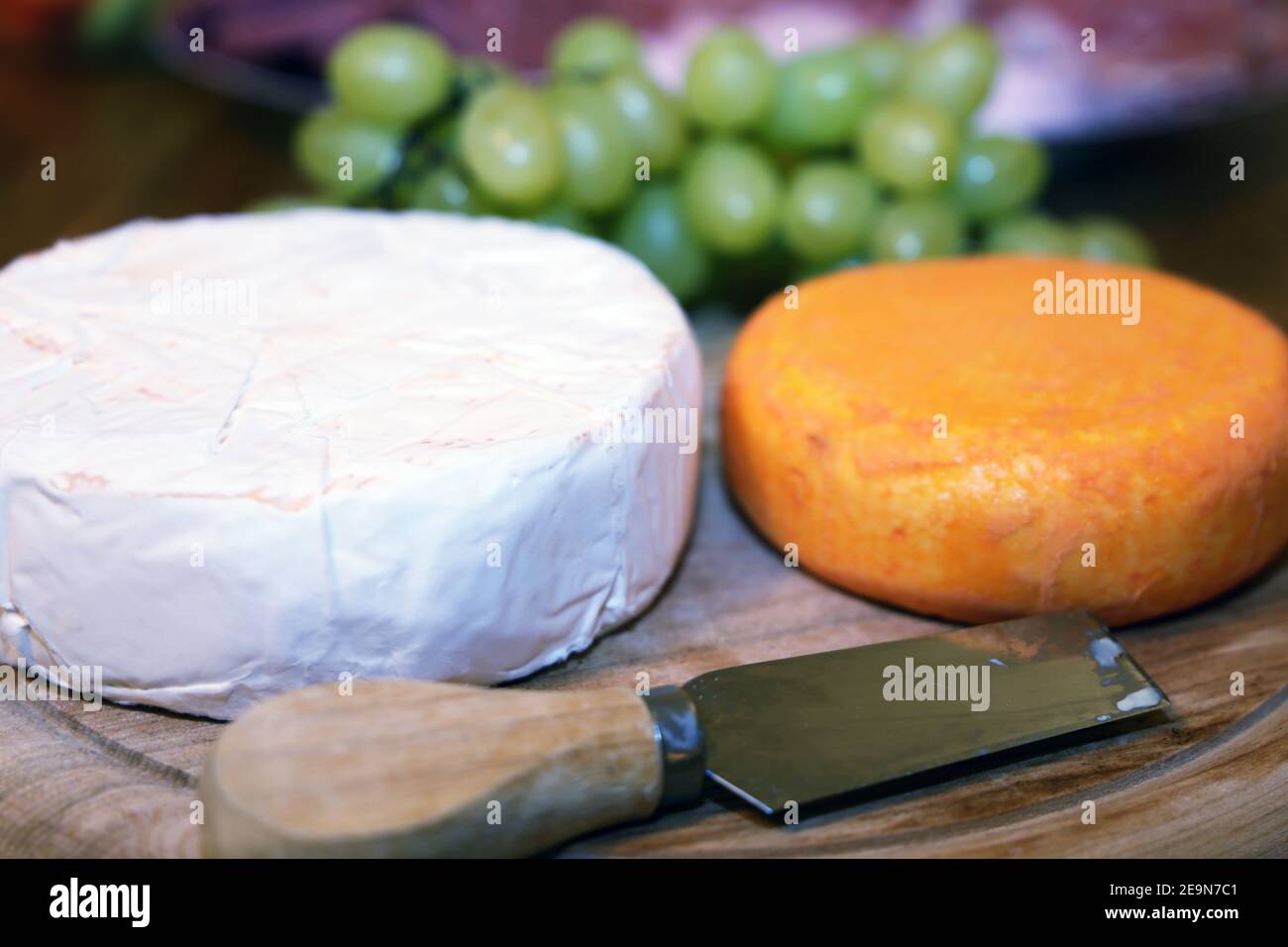 Piatto di formaggi con diversi tipi di formaggio morbido e uva Foto Stock