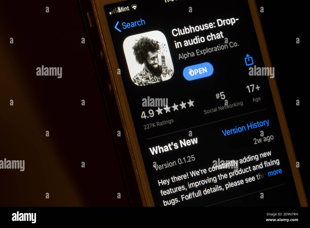 L'app Clubhouse viene visualizzata su un iPhone il 4 febbraio 2021. Clubhouse è un'applicazione di social networking audio-chat solo su invito lanciata da Alpha Exploration Co. Foto Stock