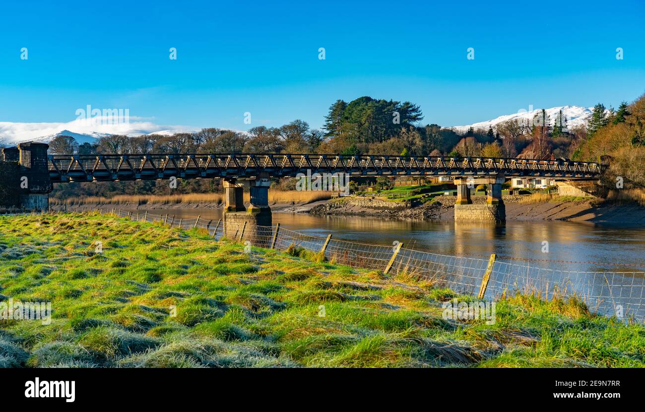 Il ponte tal Y Cafn, sul fiume Conwy vicino a Dolgarrog nella Conwy Valley, Galles del Nord, con le montagne di Snowdonia sullo sfondo. Foto Stock