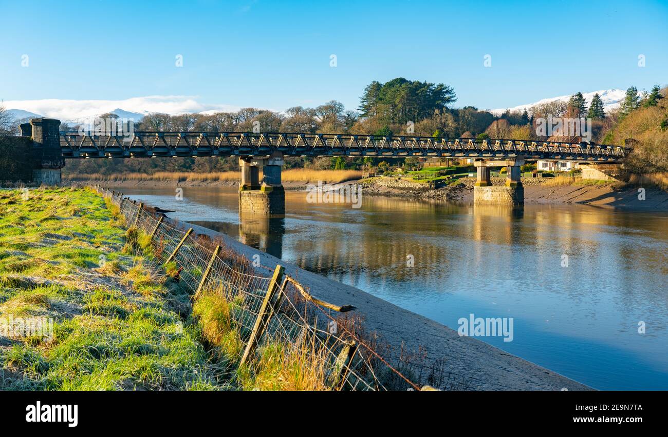 Il ponte tal Y Cafn, sul fiume Conwy vicino a Dolgarrog nella Conwy Valley, Galles del Nord, con le montagne di Snowdonia sullo sfondo. Foto Stock