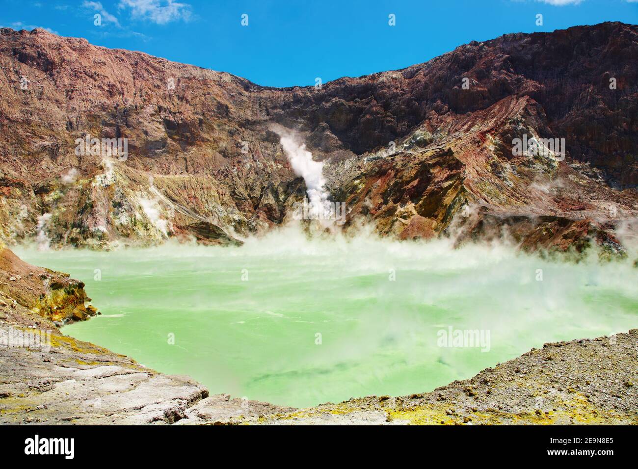 Lago acido caldo in cratere vulcanico, vulcano White Island, Nuova Zelanda Foto Stock