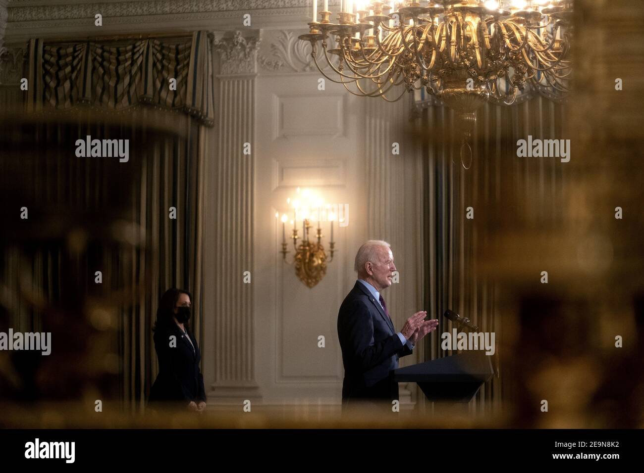 Washington, Stati Uniti. 05 febbraio 2021. Il presidente Joe Biden, di destra, e il vice presidente Kamala Harris si riflettono in uno specchio mentre Biden parla dell'economia nella Sala da pranzo di Stato della Casa Bianca a Washington, DC venerdì 5 febbraio 2021. Foto in piscina di Stefani Reynolds/UPI Credit: UPI/Alamy Live News Foto Stock