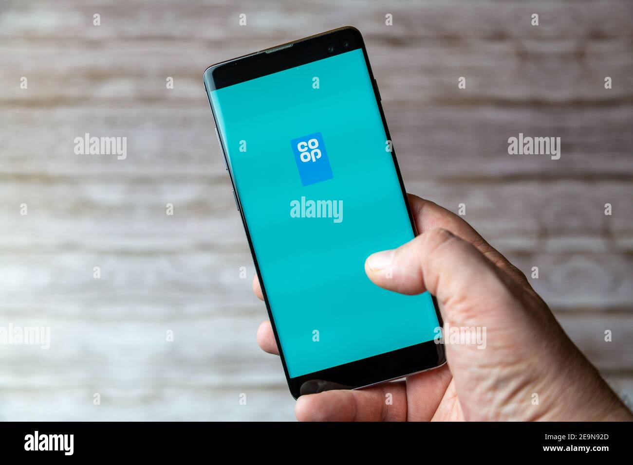 Un telefono cellulare o un telefono cellulare in attesa che mostra L'app Co-Op si apre sullo schermo Foto Stock