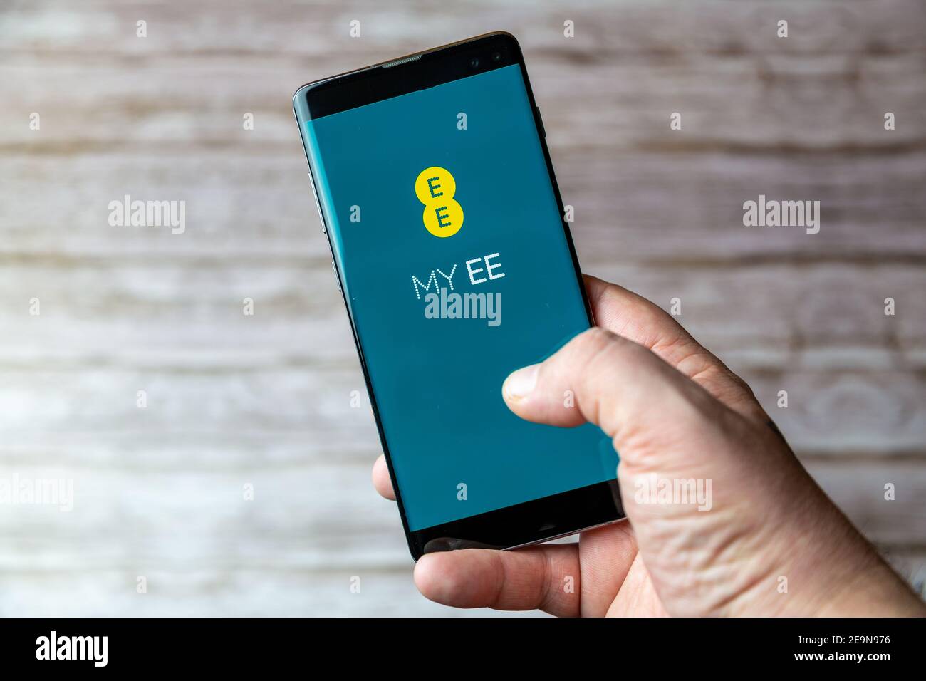 Un telefono cellulare o un telefono cellulare in attesa che mostra L'app EE Mobile viene aperta sullo schermo Foto Stock