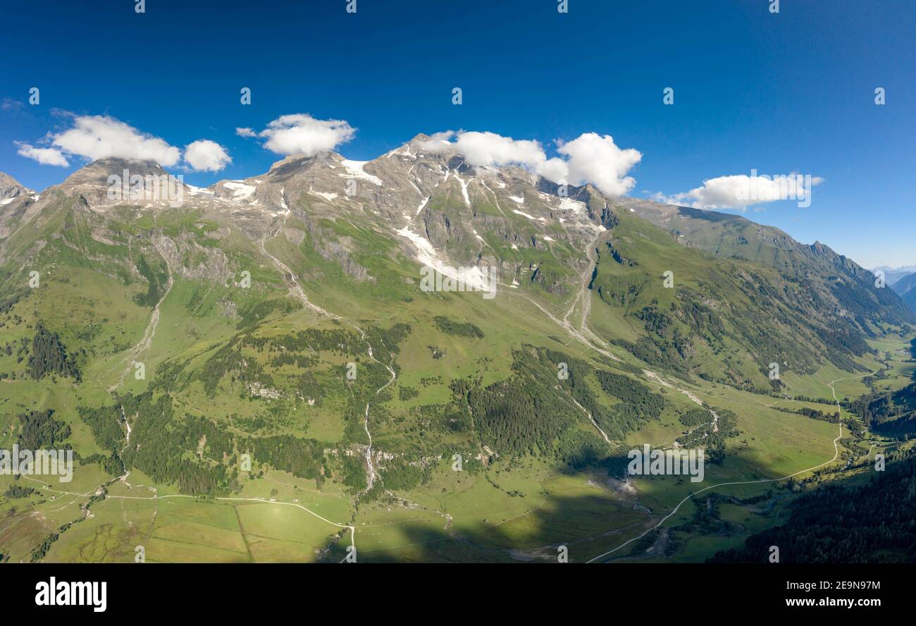 Foto aerea di drone della valle della catena montuosa di Grossglockner in  estate In Austria Foto stock - Alamy