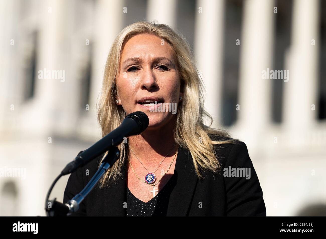 Il rappresentante degli Stati Uniti, Marjorie Taylor Greene (R-GA), parla a una conferenza stampa appena fuori dal Campidoglio al Triangolo della Camera. Foto Stock