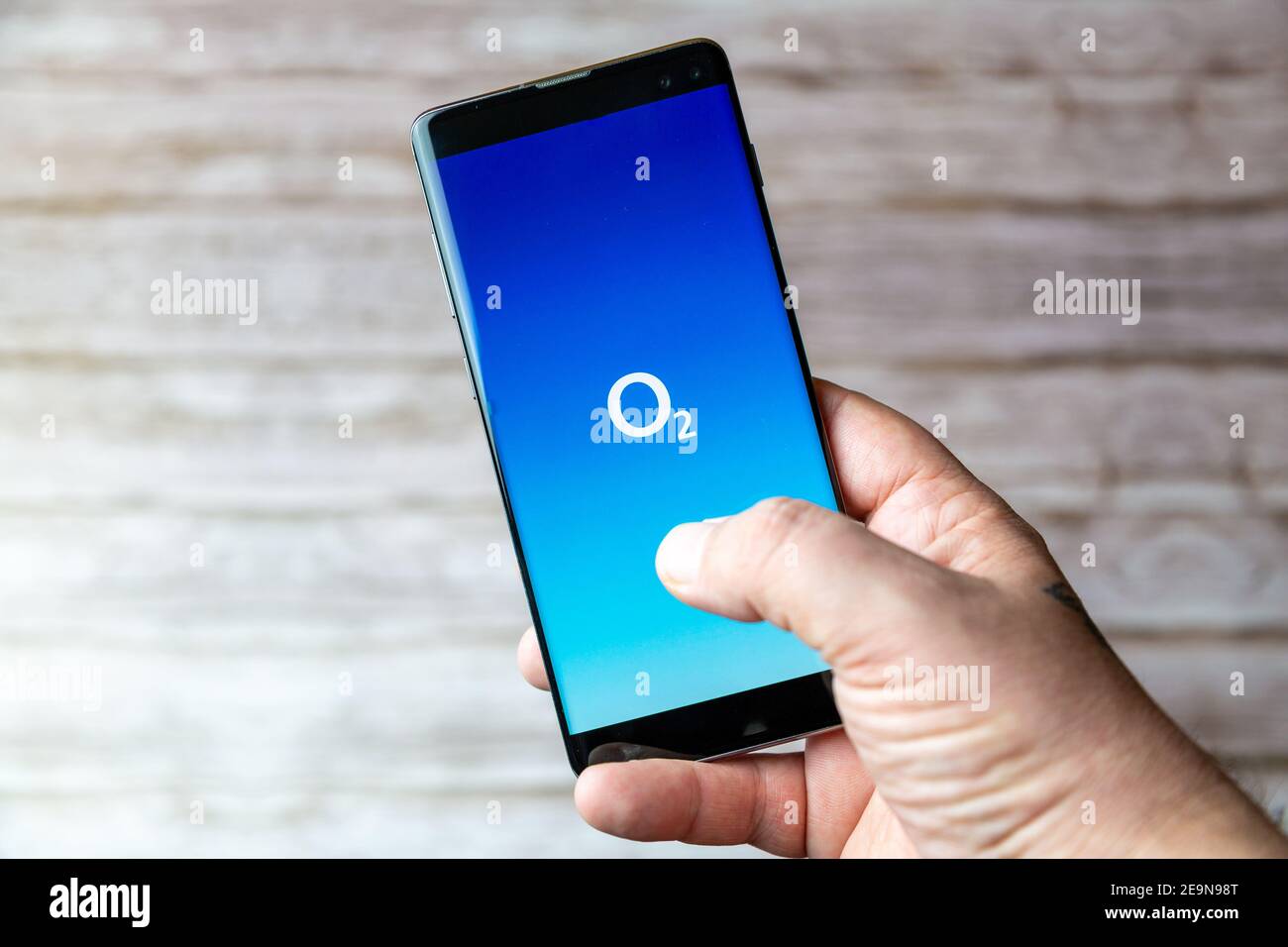 Un telefono cellulare o un telefono cellulare in attesa che mostra L'applicazione O2 Mobile viene aperta sullo schermo Foto Stock