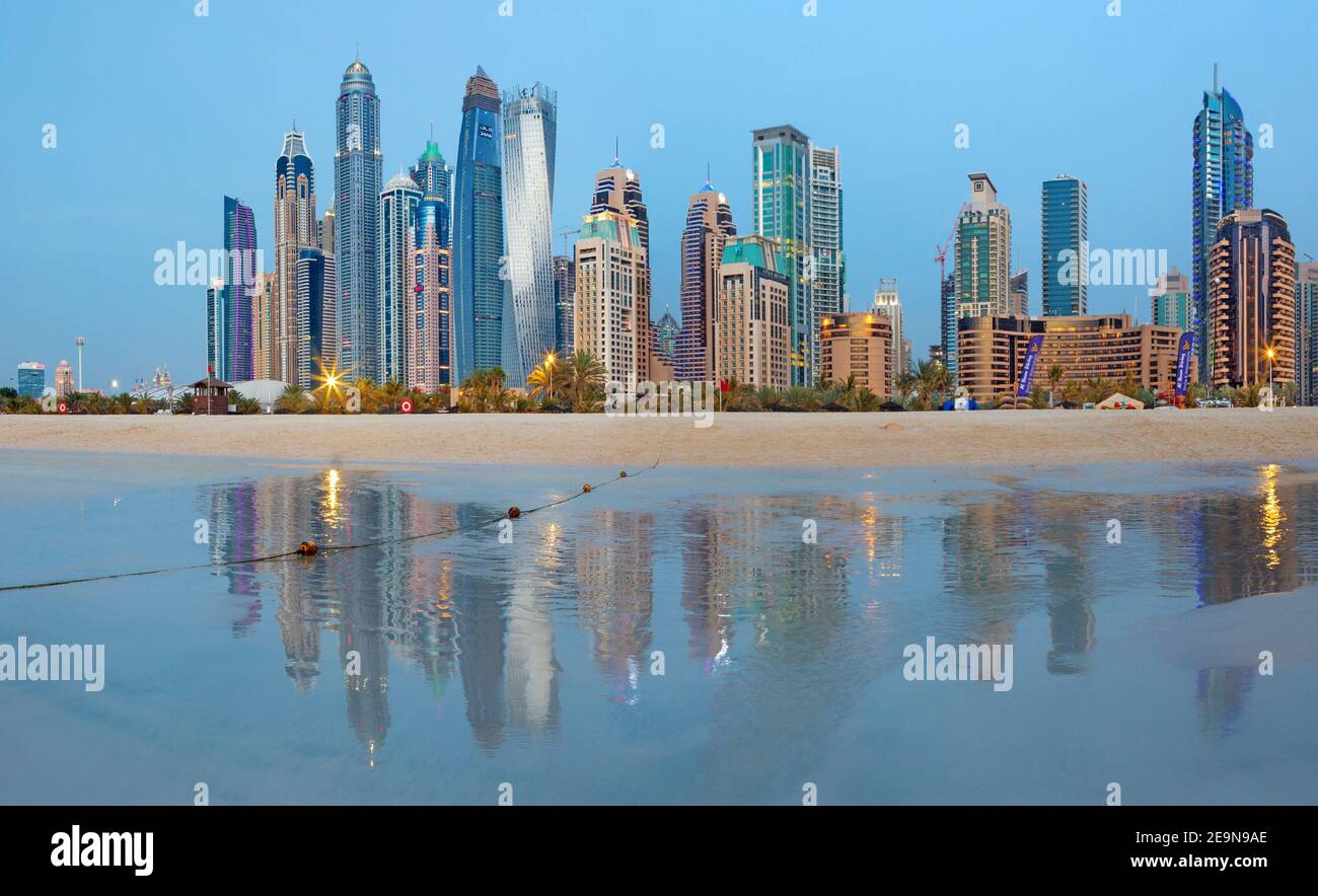 DUBAI, Emirati Arabi Uniti - 28 Marzo 2017: la skyline serale di Marina Towers da spiaggia. Foto Stock